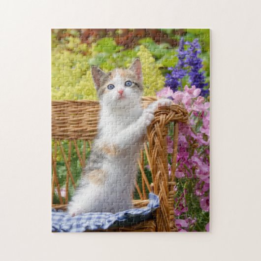Puzzle Cute Nosy Baby Chat Kitten dans un jardin fleuri (Vertical)