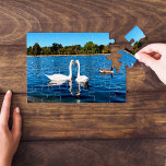 Puzzle Cygnes blancs dans Round Pond Kensington Gardens<br><div class="desc">Etang rond avec cygnes à Kensington Gardens le Royal Park Londres,  Royaume-Uni,  Europe.</div>