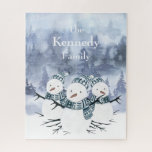 Puzzle de famille des neigeurs bleues ondulées<br><div class="desc">Ce puzzle est doté d'une aquarelle design snowman trio sur un arrière - plan de la forêt de lavage d'aquarelle bleu doux. Ajoutez le nom de votre famille pour le personnaliser. Fait un grand cadeau de vacances. Créé par Simply Farmhouse Press.</div>