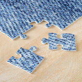 Puzzle Dénim bleu lavement acide, texture de gros plan. (Côté)