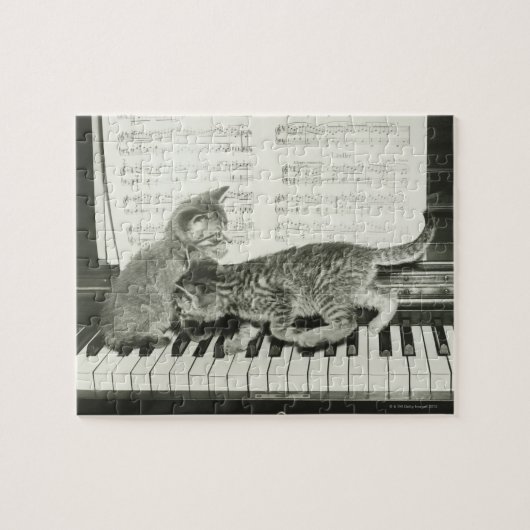 Puzzle Deux chaton jouant sur le clavier du piano, (B&W) (Horizontal)