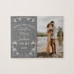 Puzzle Elégant gris poussiéreux & blanc floral enregistre<br><div class="desc">Cet élégant mariage gris bleu poussiéreux sauve la date est l'accessoire parfait pour votre mariage.</div>