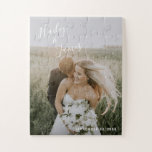 Puzzle Élégant Photo Mariage moderne<br><div class="desc">Jigsaw puzzle avec un design moderne et simple avec vos noms dans un élégant script manuscrit en haut à gauche et votre date de mariage en bas à droite, sur votre photo de mariage préférée. Le lettrage chic à la main apporte une touche romantique. Ce puzzle fait un cadeau amusant...</div>