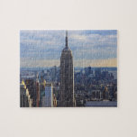Puzzle Empire State Building<br><div class="desc">Photo dramatique du monument emblématique de New York, l'Empire State Building, contre un ciel bleu aux nuages blancs. Crédit photo : Bobby Mikul.</div>