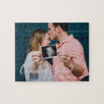 Puzzle Faire-part de grossesse Bientôt Script Photo<br><div class="desc">Une façon amusante d'annoncer que vous en avez un petit sur le chemin. Envoyer à votre famille et à vos amis par la poste et leur donner une belle surprise.</div>