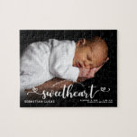 Puzzle Faire-part de naissance Présentation d'un script a<br><div class="desc">C'est une façon amusante et unique de présenter l'arrivée d'un nouveau bébé. Le mot "chérie" apparaît au-dessus de la photo dans un texte écrit à la main de style calligraphie accentué de coeurs. Personnalisez avec votre photo préférée de votre nouveau lot de joie et ajoutez le nom, la date de...</div>