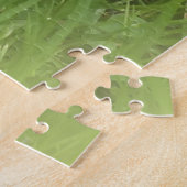 Puzzle fleur grande brillante devant un fond vert (Côté)