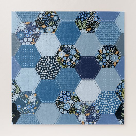 Puzzle Floral, patchwork de denim : motif bleu. (Vertical)