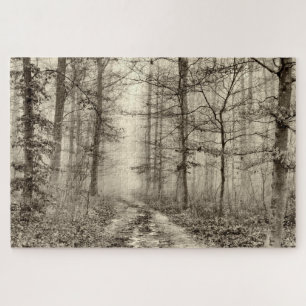 Puzzle Forêt B&W avec brouillard matinal derrière les arb