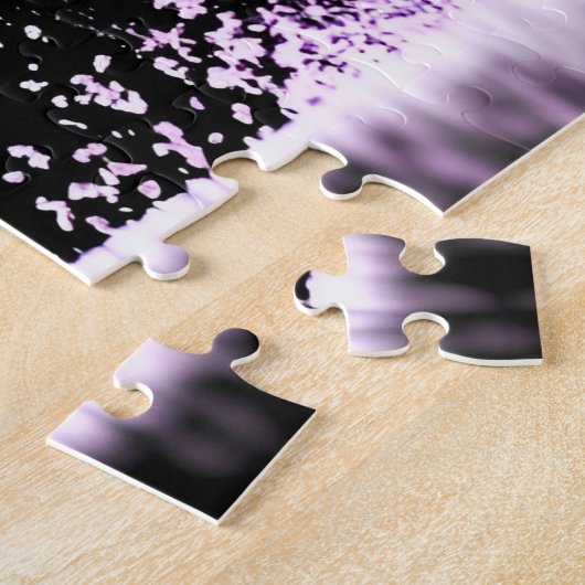 Puzzle Forêt noire et blanche mystique à fleurs violettes (Côté)