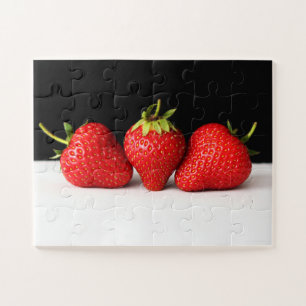 Puzzle Fraises sur noir sur blanc 11x14 30pc jpcnm