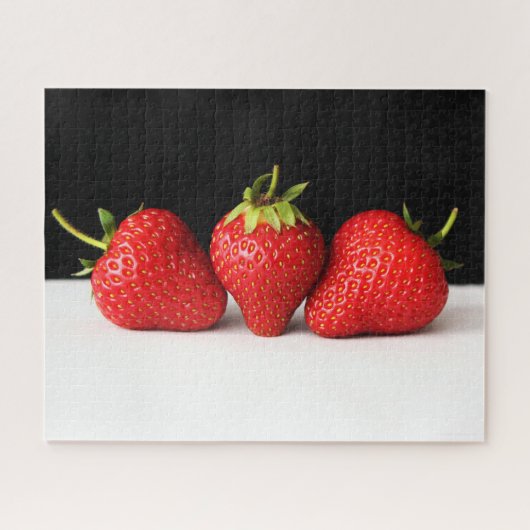 Puzzle Fraises sur noir sur blanc 16x20 520pc jpcna (Horizontal)