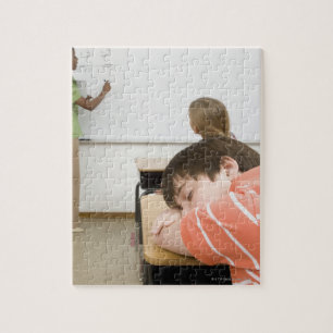 Puzzle Garçon dormant sur le bureau dans la salle de