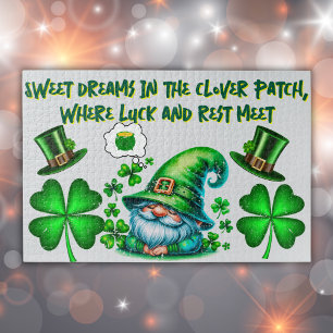 Puzzle Gnome mignonne St Patrick dormant sur gris
