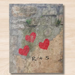 Puzzle Graffiti de monogramme de coeur<br><div class="desc">Ce puzzle présente une photographie d'un vieux mur près de chez moi. Quelqu'un a peint trois coeurs. Qui les a peints ? Pourquoi les ont-ils peints ? Intriguant ! Romantique ! Vous pouvez personnaliser ce puzzle en changeant les initiales.</div>