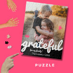 Puzzle Gratuit noir et blanc Script photo personnalisée<br><div class="desc">do-it-yourself un beau puzzle de keepsaké. Ajoutez vos zones de texte de photo et de personnaliser préférées pour le rendre spécial et unique pour vous ou en cadeau. Design dispose d'un script moderne en bloc de couleur noir et blanc pour le mot reconnaissant.</div>