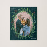 Puzzle Green Illustrated Leaf Wreath Photo Frame Holiday<br><div class="desc">Une couronne illustrée de feuilles verts bleus, de branches et de branches de pin doux avec de minuscules baies rouges encadrent votre photo préférée faisant de ce puzzle un cadeau amusant pour les parents et grands-parents ou tout amateur de puzzle de Noël.</div>