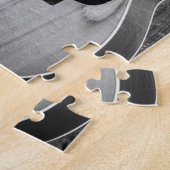 Puzzle Guitare penchée contre porte en noir et blanc (Côté)