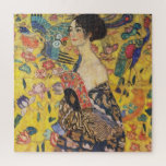 Puzzle Gustav Klimt Lady With Fan Art Nouveau Painting<br><div class="desc">Dame Gustav Klimt avec peintre Art Nouveau Fan Ce demi-portrait d'une belle femme montre un arrière - plan jaune avec des ornements asiatiques, des oiseaux colorés et des fleurs de lotus. La dame porte une robe dans le style d'un kimono imprimé des motifs d'une robe de dragon chinoise. Belle peinture...</div>