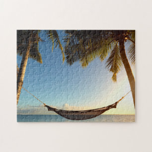 Puzzle Hamac entre les palmiers sur la plage tropicale