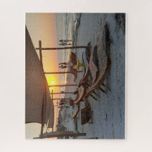 Hamacs au coucher du soleil au bord de la mer