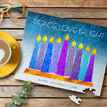 Puzzle Hanoukka Bougies bleues Turquoise Peace Love Light<br><div class="desc">"Paix, amour et lumière." Une illustration ludique, moderne et artistique de bougies motifs de saumons dans une menorah vous aide à inaugurer les vacances de Hanoukka. Des bougies bleues assorties de motifs de fausse feuille colorés recouvrent un dégradé turquoise en arrière - plan texturé blanc. Sentez la chaleur et la...</div>