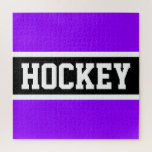 Puzzle HOCKEY Athlète brillant violet noir blanc rayures<br><div class="desc">Cette conception ludique et sportive présente du texte HOCKEY audacieux à l'intérieur d'une large bande noire surmontée de rayures blanches contre un arrière - plan violet brillant. Les couleurs et le texte peuvent être personnalisés.</div>