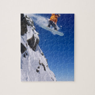 Puzzle Homme sur un snowboard sautant d'un surplomb de ne