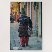 Homme traditionnel marchant dans une rue pavée