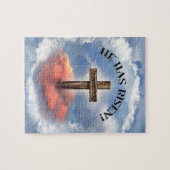 Puzzle Il a la croix rocailleuse levée avec des nuages (Horizontal)