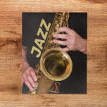 Puzzle Jazzman Jouer Du Saxophone Or<br><div class="desc">Pour les amateurs de jazz ! Un puzzle stimulant qui présente l'image photo d'un jazzman jouant sa corne de saxophone ténor de couleur or usée, usée à l'époque, ainsi que le mot "JAZZ" imprimé en lettres-blocs de couleur or. Amusant pour toute la famille ! REMARQUE : Image non conçue pour...</div>