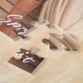 Puzzle Jeune Amérindien posant sur un mur en bois (Côté)