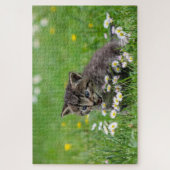 Puzzle Joyeux chat jouant avec des fleurs (Vertical)