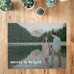 Puzzle Joyeux et lumineux | Photo moderne en couple de No<br><div class="desc">Un élégant puzzle photo moderne avec une typographie rétro audacieuse citant "joyeux & lumineux" en blanc. L'accueil, le nom et le message peuvent être facilement customisés pour une touche personnelle. Un design tendance, minimaliste et contemporain pour se démarquer de cette période de vacances ! L'image montrée n'est à des fins...</div>