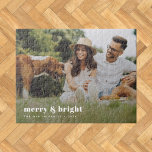 Puzzle Joyeux et lumineux | Photographies modernes et élé<br><div class="desc">Un élégant puzzle de photo moderne avec une typographie rétro audacieuse citant "joyeux & lumineux" en blanc. L'accueil, le nom et le message peuvent être facilement customisés pour une touche personnelle. Un design tendance, minimaliste et contemporain pour se démarquer de cette période de vacances ! L'image montrée n'est à des...</div>