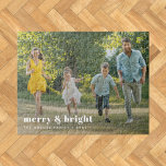 Puzzle Joyeux et lumineux | Style Famille Photo Noël<br><div class="desc">Un élégant puzzle de photo moderne avec une typographie rétro audacieuse citant "joyeux & lumineux" en blanc. L'accueil, le nom et le message peuvent être facilement customisés pour une touche personnelle. Un design tendance, minimaliste et contemporain pour se démarquer de cette période de vacances ! L'image montrée n'est à des...</div>