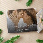 Puzzle Joyeux et Marié Cardiaque Script Photo de Noël<br><div class="desc">Un puzzle de Noël moderne, minimaliste, élégant et élégant pour le nouveau Mr et Mme. Doté d'une calligraphie joyeuse et mariée avec une belle photo du couple nouvellement marié dans la couche de couverture. Vous pouvez personnaliser la photo et le texte. La photo de placement montre une photo romantique d'un...</div>