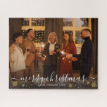 Puzzle Joyeux Noël Famille Photo Commémoratif<br><div class="desc">Créez votre propre puzzle commémoratif de Noël, avec un élégant script de calligraphie "Joyeux Noël" titre, une photo de famille mémorable et votre nom avec année. Ce design est décoré avec des flocons de neige en faux or de parties scintillant hivernale et des points blancs festifs pour ajouter une ambiance...</div>