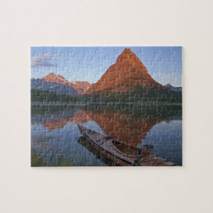 Puzzle Kayak en bois dans le lac Swiftcurrent au lever du