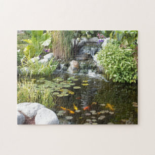 Puzzle Koi coloré dans l'étang Lily avec cascade