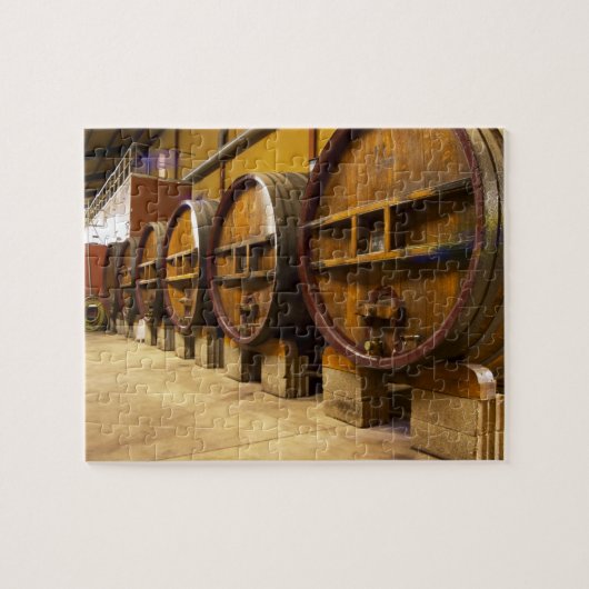 Puzzle La cave vinicole avec de grands vieux fûts en bois (Horizontal)