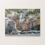 Puzzle La couleur de la Riviera italienne Cinque Terra<br><div class="desc">Cinque Terra dans la Riveria italienne — En tant que centre touristique, la Riviera italienne bénéficie de plus de 300 jours de soleil par an, et est connue pour ses plages, ses villes colorées, son environnement naturel, la nourriture, l'escalade rocheuse et des vues pittoresques de fermes et de cottages centenaires....</div>
