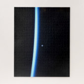 Puzzle La fine ligne de l'atmosphère terrestre et une lun (Vertical)