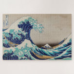 Puzzle La grande vague au large de Kanagawa Boîtier japon<br><div class="desc">Cette pièce emblématique et frappante est "Kanagawa Oki Nami Ura" (La vague, ou Grande vague au large de Kanagawa), de Katsushika Hokusai. Cette impression est la plus connue de sa série, "Trente-six vues du Mont Fuji". Il est intéressant de noter qu'en raison de la nature de l'art des blocs de...</div>
