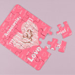 Puzzle La proposition de mariage personnalisée vous épous<br><div class="desc">Suivez votre coeur et faites une jolie proposition surprenante à votre petite amie pour rester comme gardien toute votre vie! Typographie d'amour rose et blanc entièrement personnalisable avec des coeurs de dentelle de doodle motif avec des anneaux de fiançailles à l'intérieur d'un grand puzzle de coeur rose clair avec son...</div>