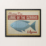 Puzzle Lac du Vintage voyage de poissons d'Ozarks<br><div class="desc">Ce salutations du lac des caractéristiques de conception vintages de voyage d'Ozarks un poisson bleu d'amusement avec des accents rouges et vibe des années 1960 un rétro.</div>