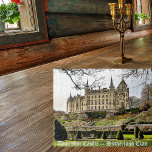 Puzzle Le château Dunrobin du Clan Sutherland en automne<br><div class="desc">Une vue d'automne sur le château de Dunrobin présente des arbres sans feuilles et une photo claire de l'une des grandes maisons écossaises. Dunrobin est le siège familial du clan Sutherland. Cet article est inscrit avec les noms du château et du clan dans une police ancienne.</div>