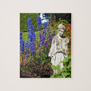 Puzzle Le jardin de fleurs de delphinium bleu et la statu