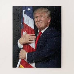 Puzzle Le président Trump accable le drapeau américain -