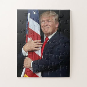 Puzzle Le président Trump étreignant le drapeau américain